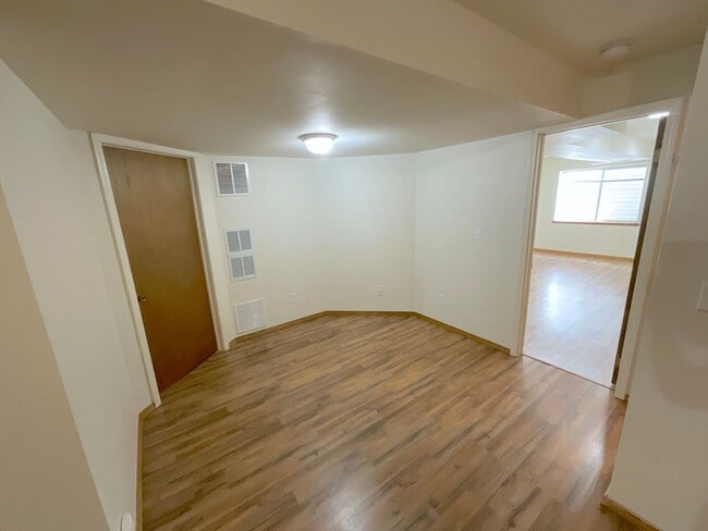 Building Photo - 4 Bedroom Home Available Near Research Pkwy & Scarborough Dr!