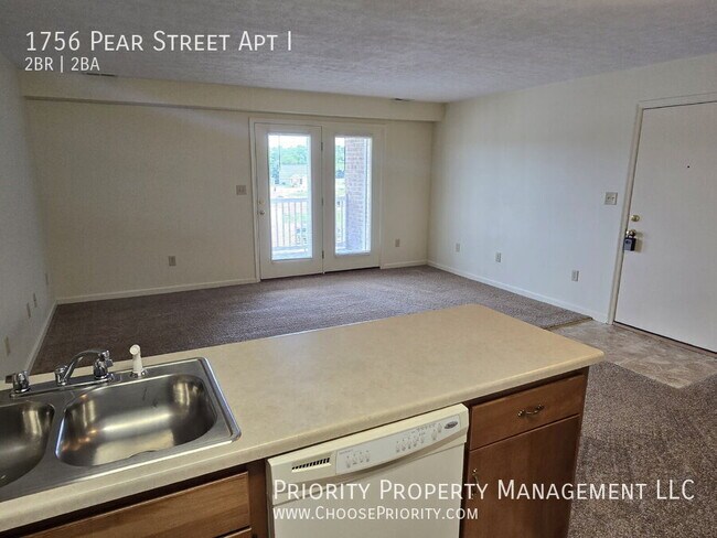 Building Photo - 1756 Pear St