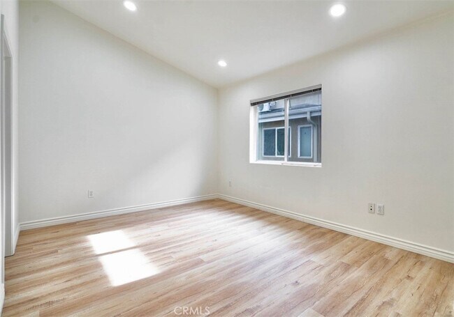Building Photo - 1133 S Hoover St