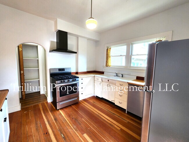 Building Photo - 4542 NE 32nd Pl
