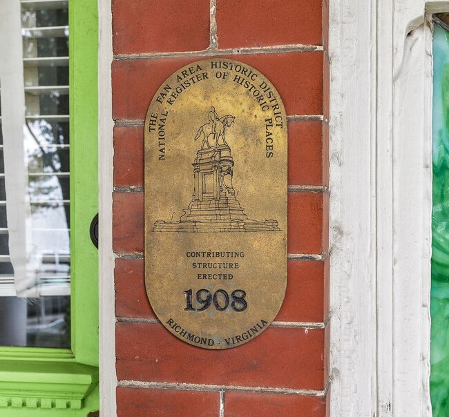 Building Photo - FAN DISTRICT HOME WITH 3 BEDROOMS AND 3 FULL BATHS