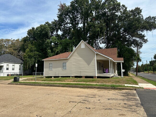 Building Photo - 1330 Elliott St