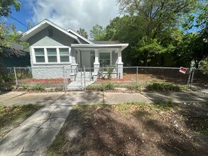 Building Photo - **Move in Ready** 3/2 Single Family home