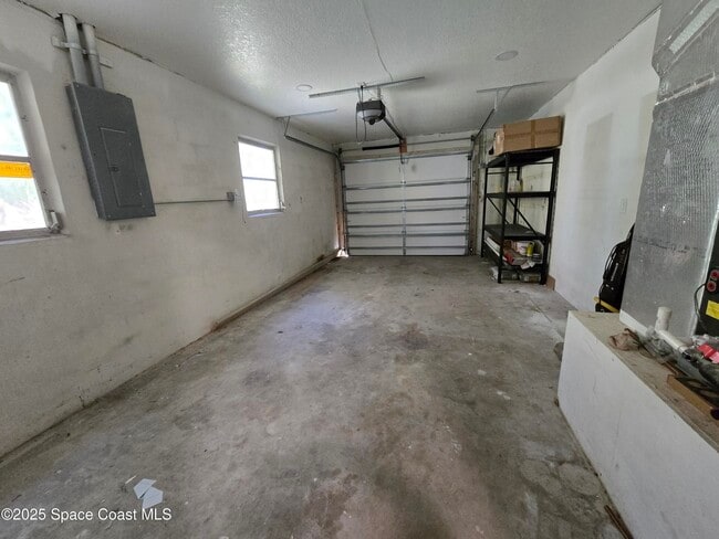 Building Photo - 2417 Colonial Dr