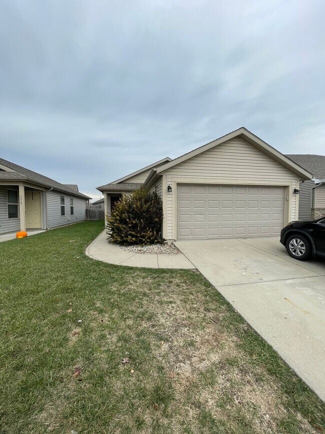 Building Photo - Single family home, with fenced in backyard!
