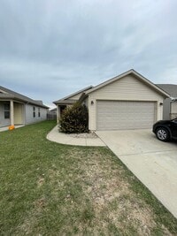 Building Photo - Single family home, with fenced in backyard!