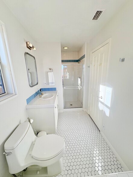 Building Photo - 6483 Zuma View Pl