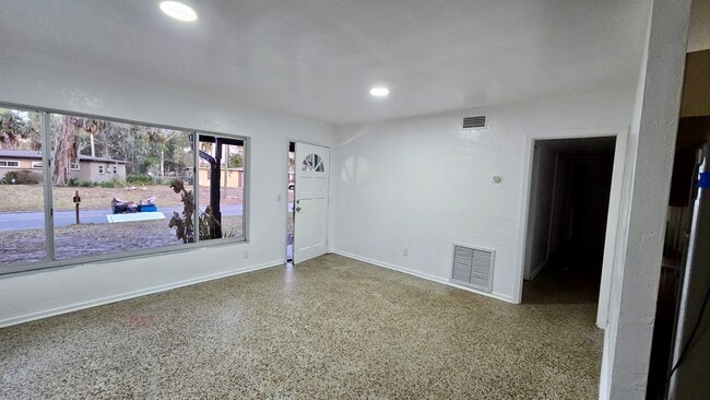 Building Photo - 512 Sandra Ave