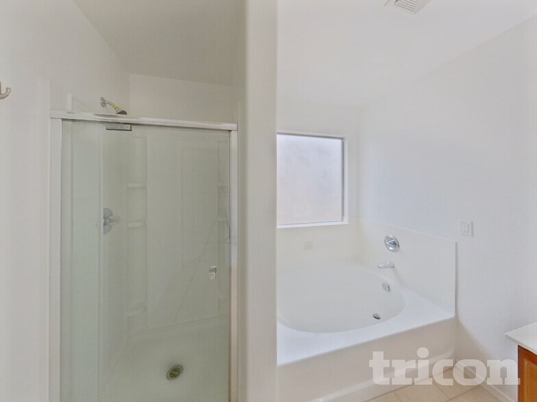 Building Photo - 39989 W Catherine Dr