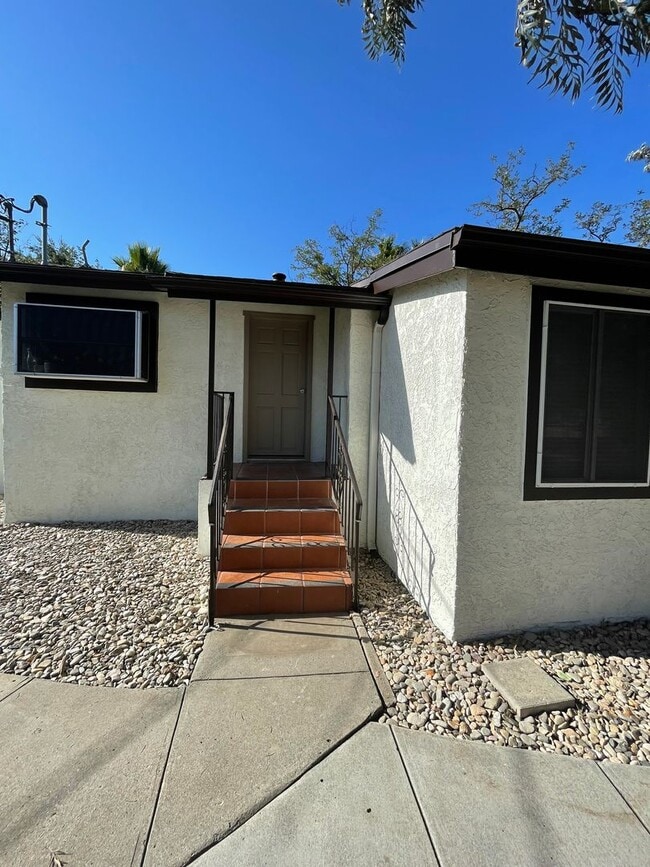 Building Photo - Cute 3 Bedroom