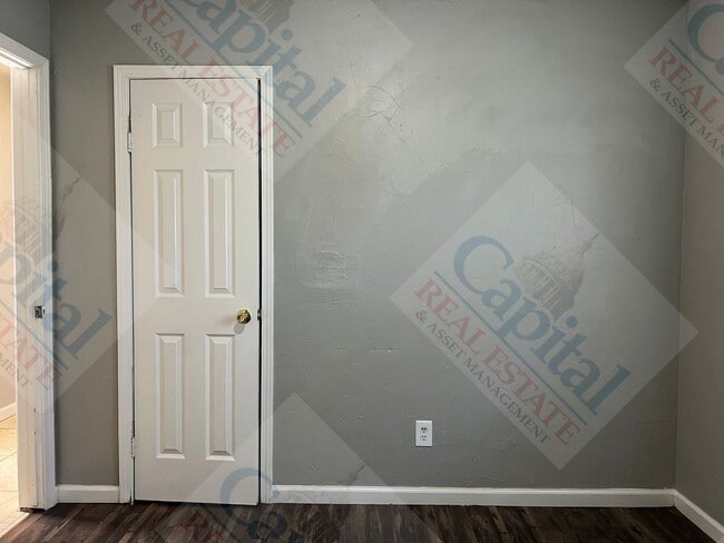 Building Photo - Large 4 Bedroom Home