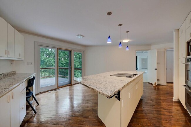 Building Photo - 130 Huntcliff Point NE