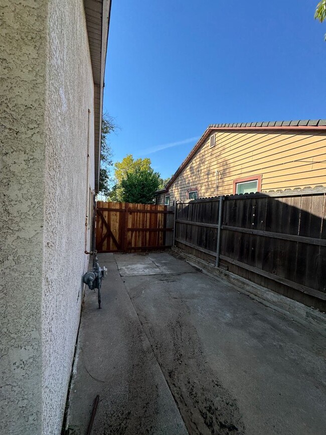 Building Photo - 4551 39th Ave