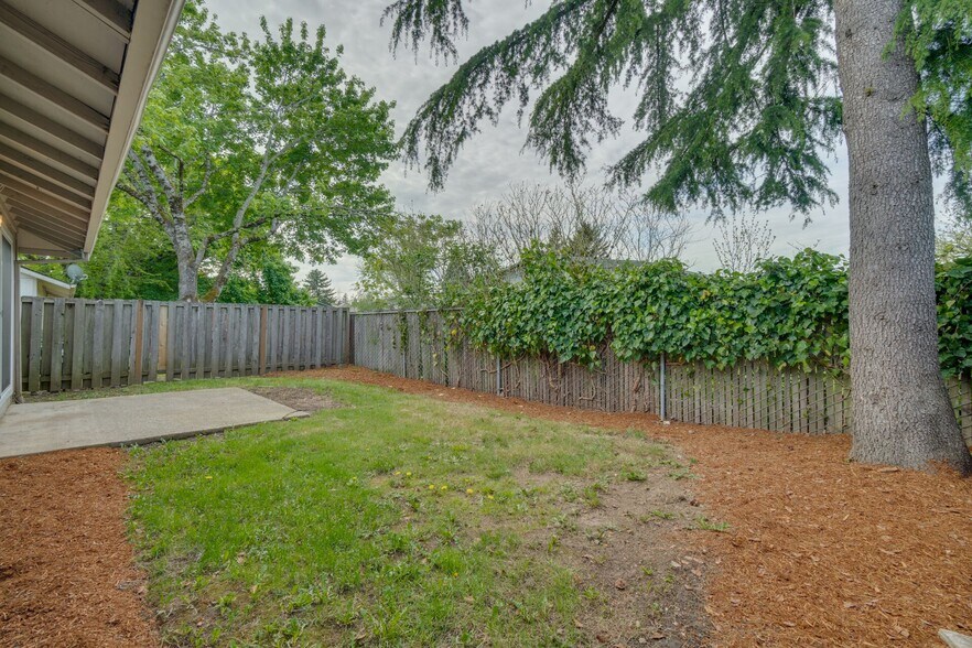 Fenced Yard - 20901 SE Morrison St