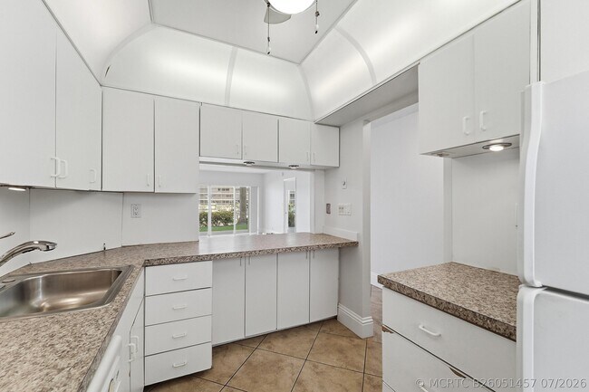 Building Photo - 1427 E Hillsboro Blvd