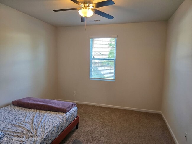 Building Photo - Well Maintained 3200 SF 5 Bedroom / 4.5 Ba...