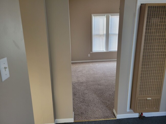 Building Photo - One Bedroom House Close to Campus!!