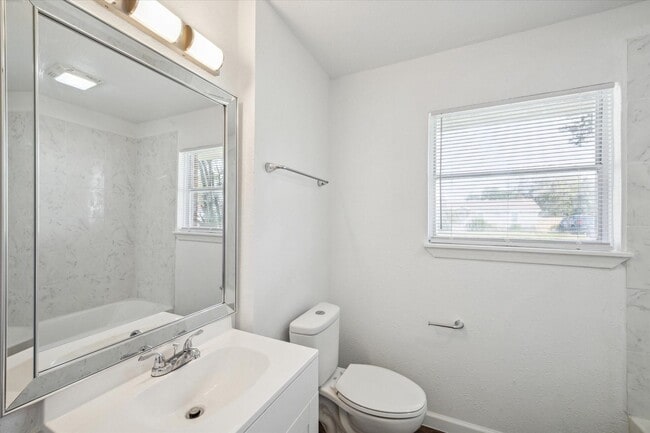 Building Photo - 2331 32nd Ave N