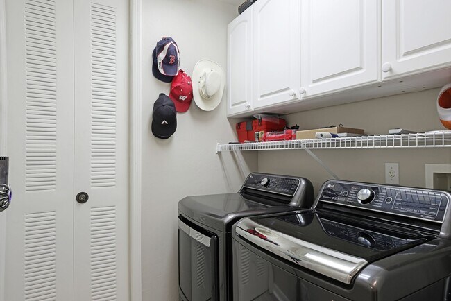 Building Photo - Beautiful Condo with Lake View