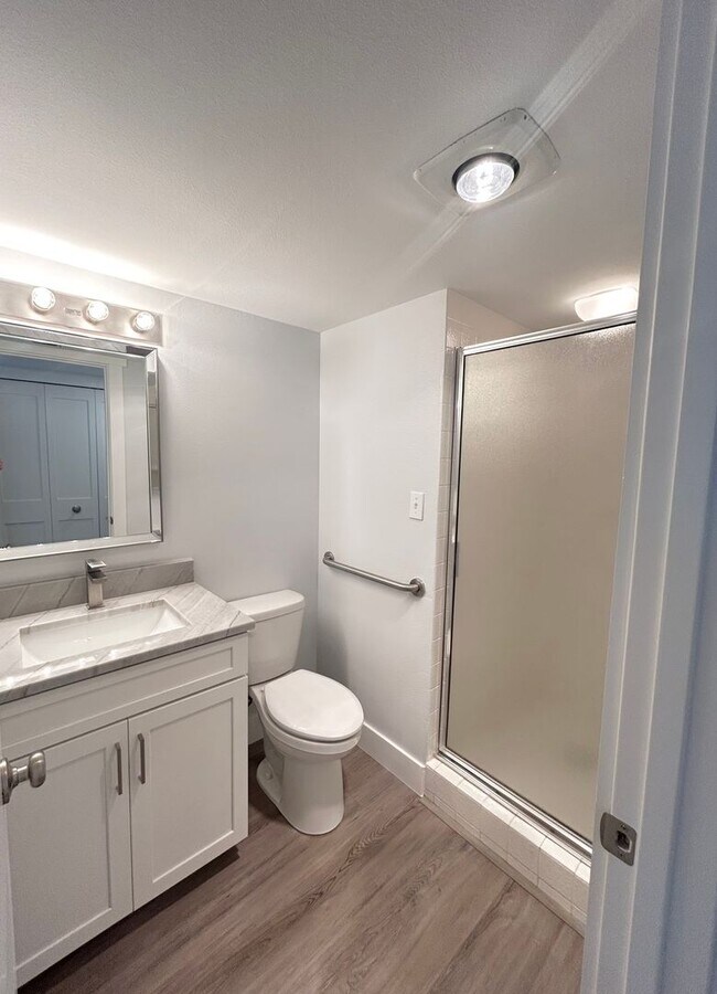 Building Photo - Beautifully Remodeled 2/2 Waterfront Unit in Gated Community!