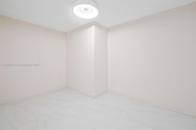 Building Photo - 700 NE 24th St