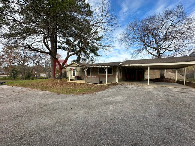 Building Photo - Available Now! 2 Bedroom 1 Bath Across fro...