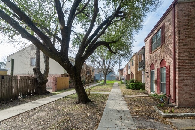 Building Photo - 7950 Grove Ridge Dr