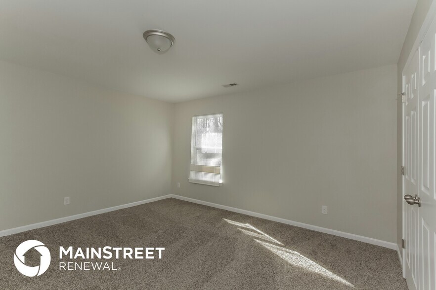Building Photo - 9931 Seven Oaks Dr