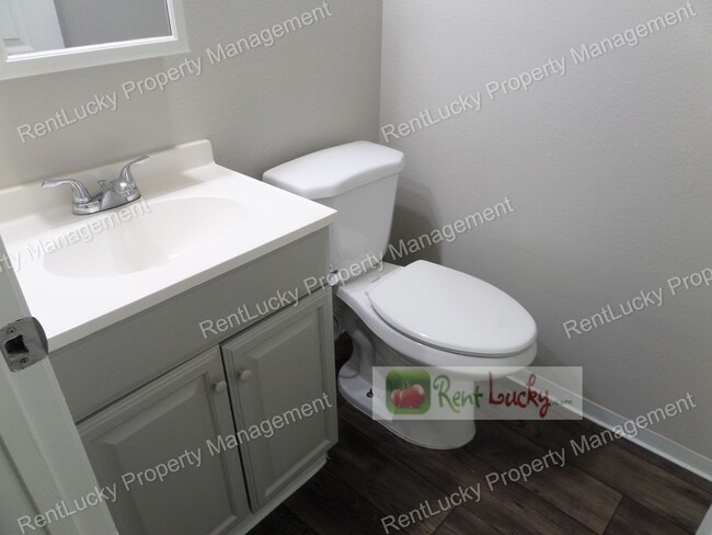 Building Photo - Freshly Updated 3-Bedroom Duplex w/Attached Garage in Great Federal Way Location!!