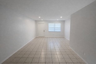 Building Photo - 5010 Killarney Ave