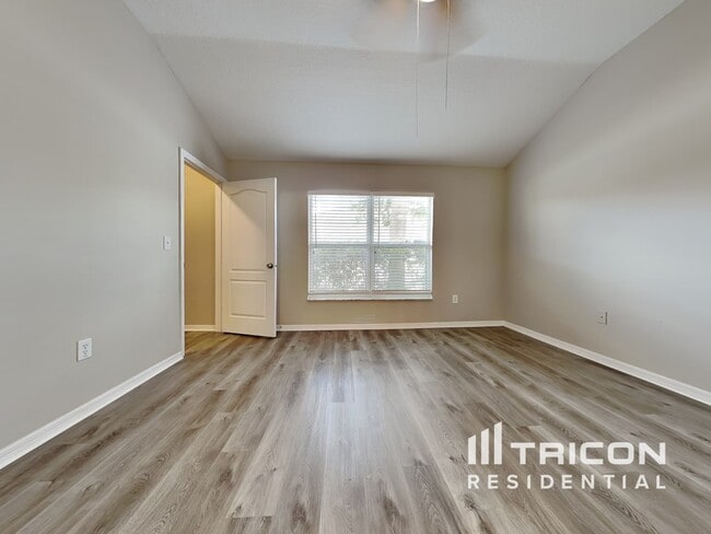 Building Photo - 31422 Shaker Cir