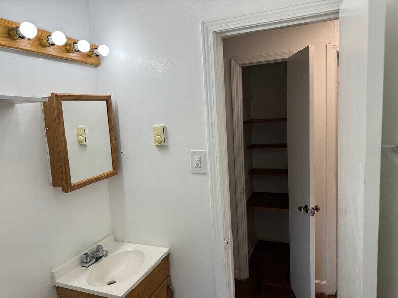 Building Photo - 1007 W 36th St