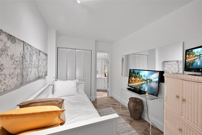 Building Photo - 1111 Crandon Blvd