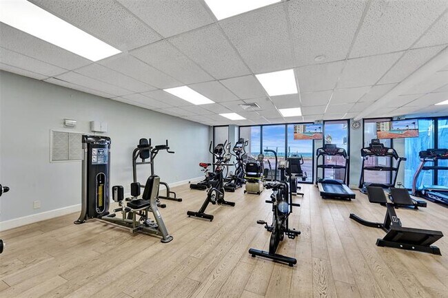 Building Photo - 1149 Hillsboro Mile