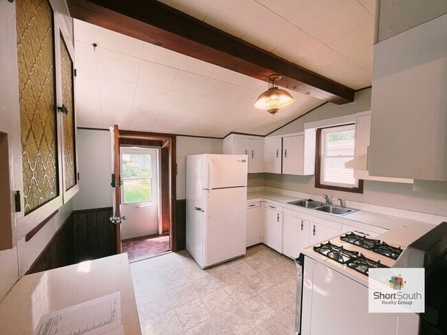 Building Photo - 3 bed 1.5 bath Single Family Home