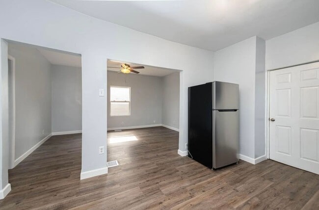 Building Photo - E. WALNUT HILLS - Cute 2 bed in upper of 2 family
