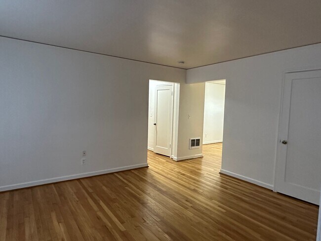 Building Photo - Spacious Top Floor 2 Bed, 1 Bath Vintage Gem!