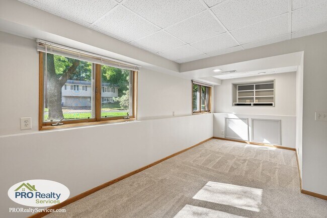 Building Photo - 4 Bedroom Home in Maple Grove