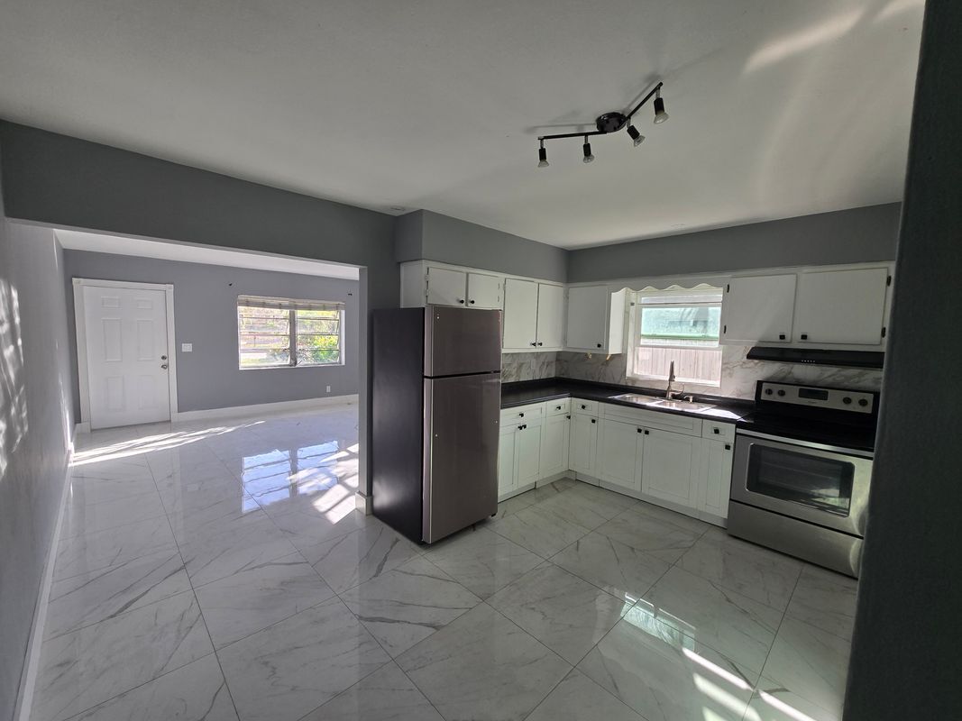 Building Photo - 1021 SW 32nd Ct