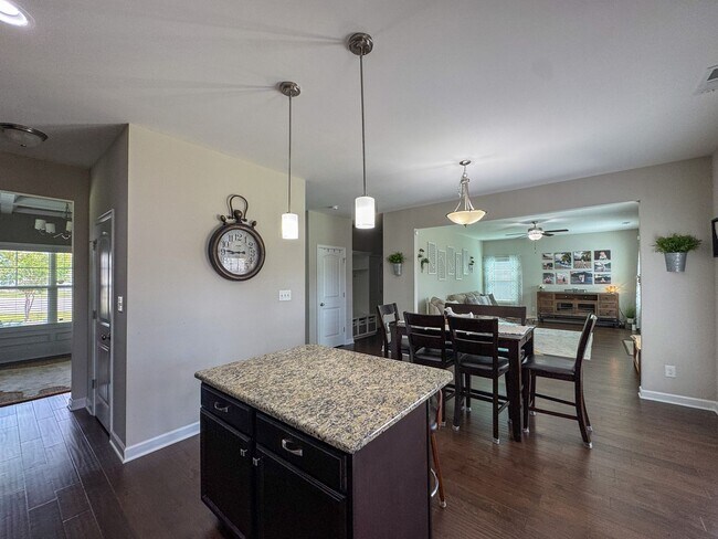 Building Photo - Gorgeous 4 Bed 2.5 Bath Home with Fenced Backyard