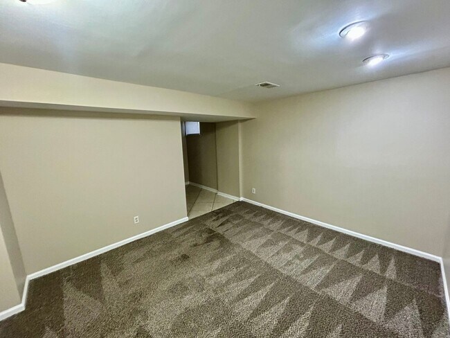 Building Photo - Newly Remodeled 4-Bedroom, 3-Bath with Fin...