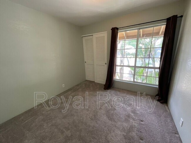 Building Photo - 625 Mananai Pl