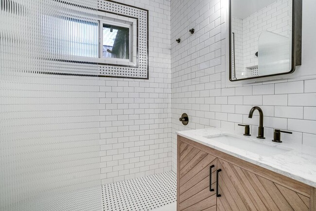 Building Photo - 804 Theresa Ave