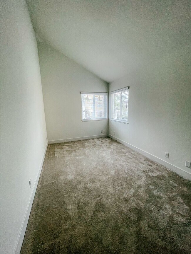 Building Photo - 204 18th St