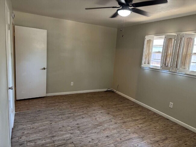 Building Photo - "Spacious 4-Bedroom Home with 2 Full Baths in Lubbock – 1,984 Sq Ft of Comfort!"
