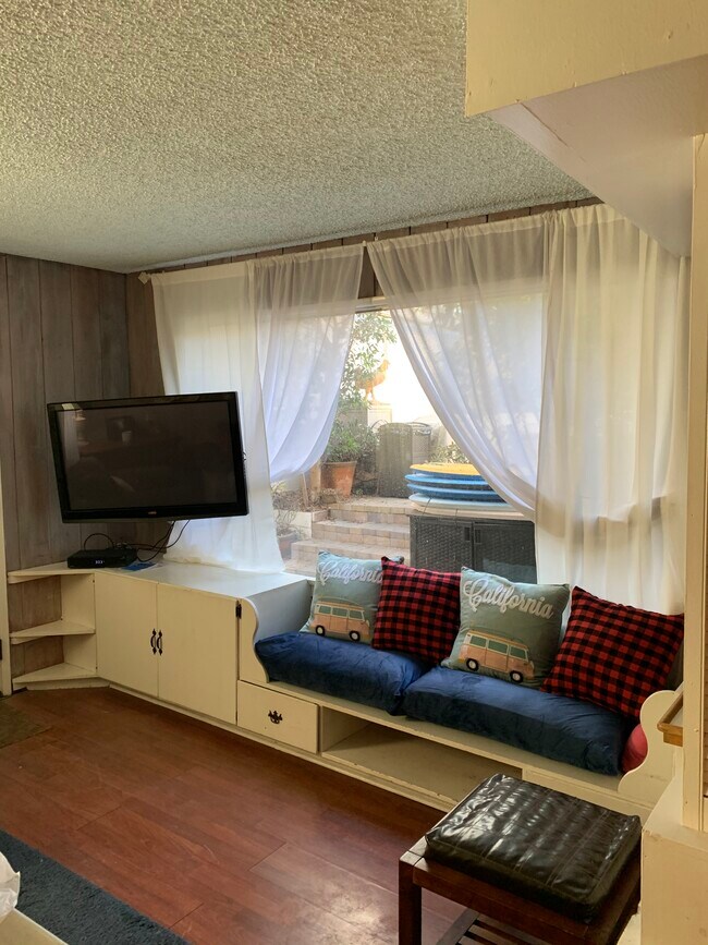 Cable TV, wifi and built-ins in livingroom - 306 17th St