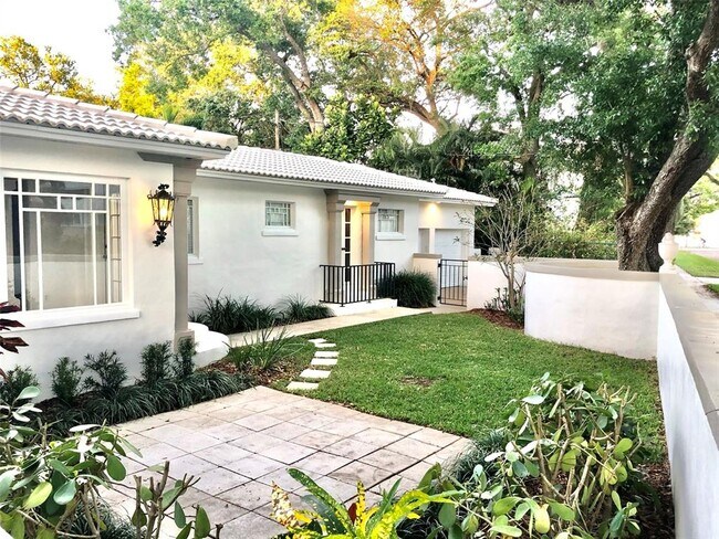 Building Photo - 1801 Beach Dr NE