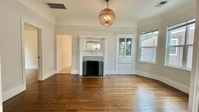 Building Photo - Well-maintained, Charming duplex – 3bd 2ba Upper-Level Unit