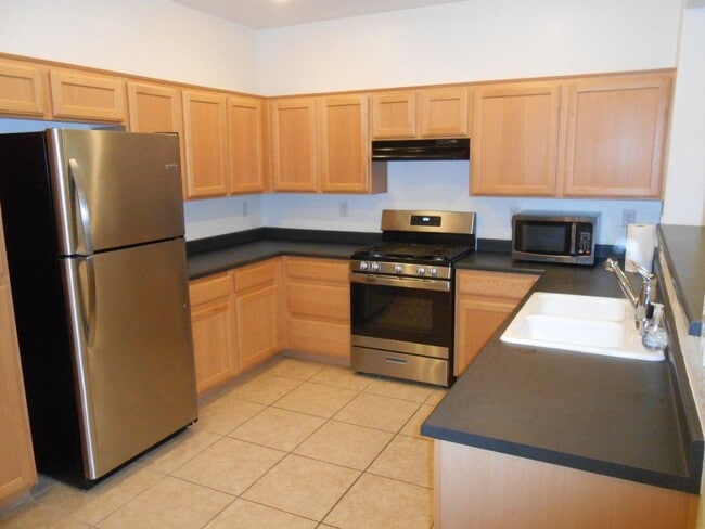 Building Photo - Spacious 2 Bedroom Home near Cactus and Ma...