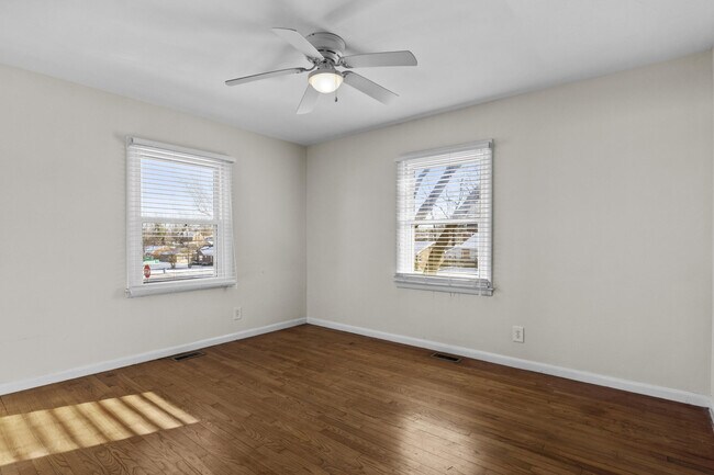 Building Photo - 143 E Lowry Ln